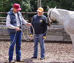Werner Meier demonstriert Handling des Führseils