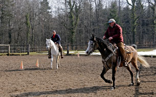 Werner Meier beim Reitunterricht mit Jungpferd